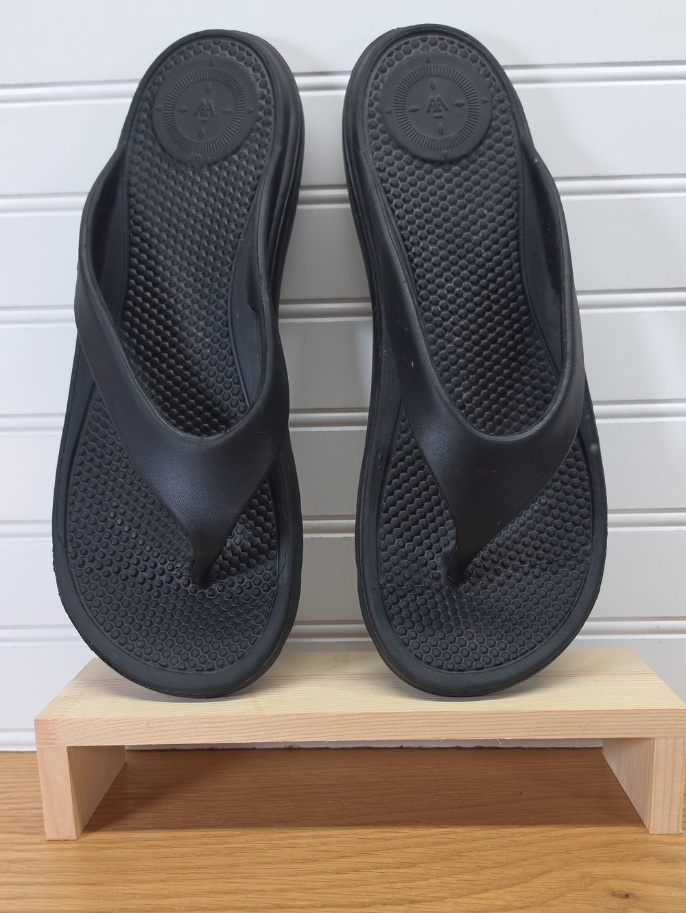Totes Men's Black Everywear Ara Flip Flops - Size 11
